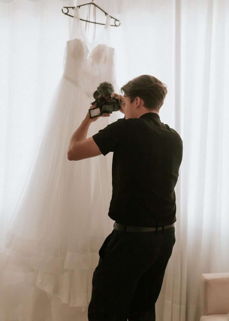 Primer plano de los detalles del vestido de novia de encaje durante los preparativos matutinos.