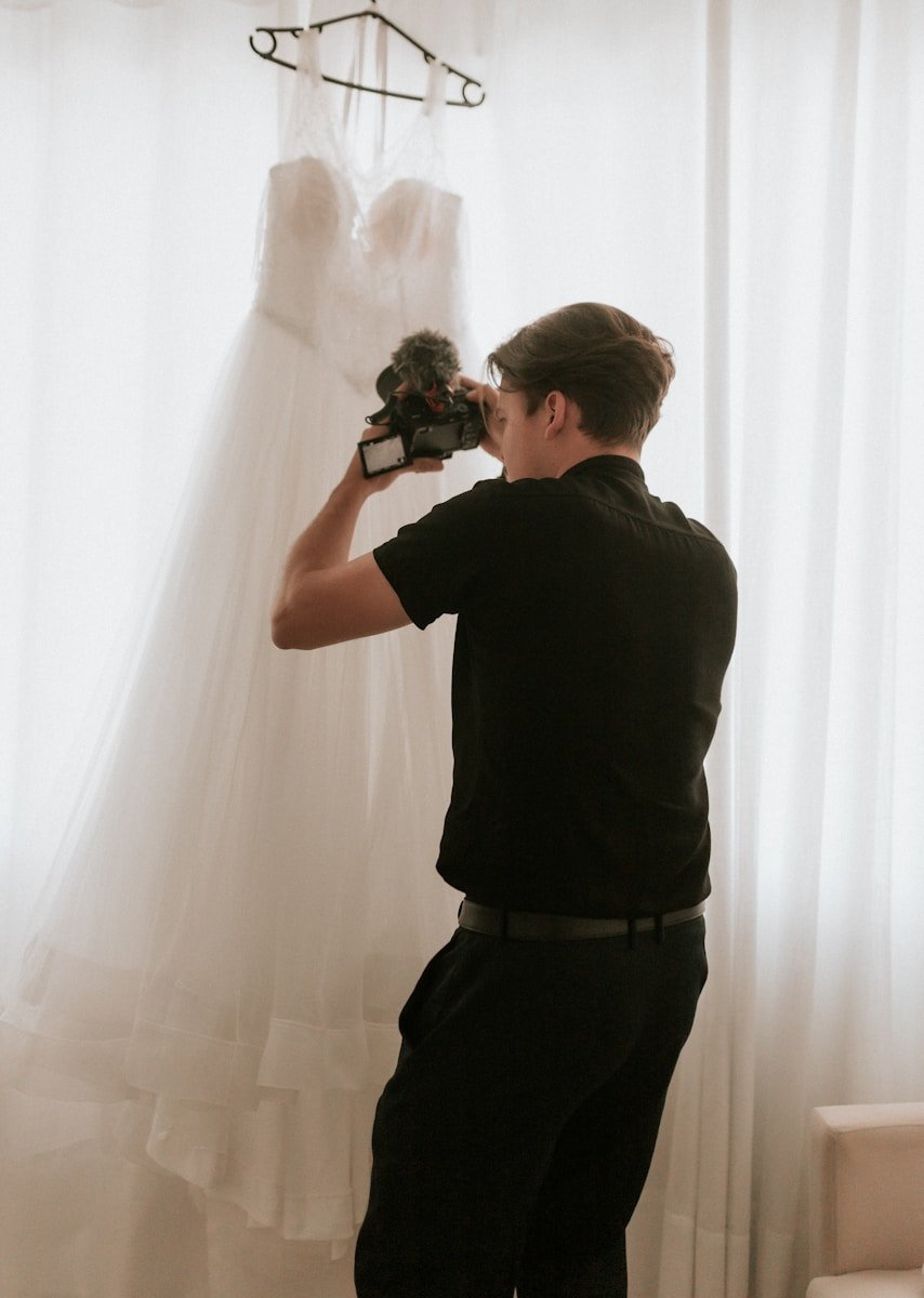 Primer plano de los detalles del vestido de novia de encaje durante los preparativos matutinos.